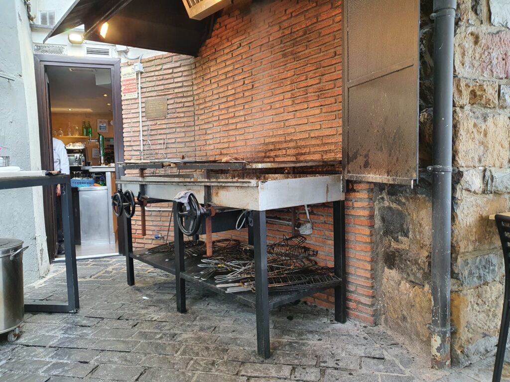 Wielki grill węglowy na ulicy przed restauracją w Getarii