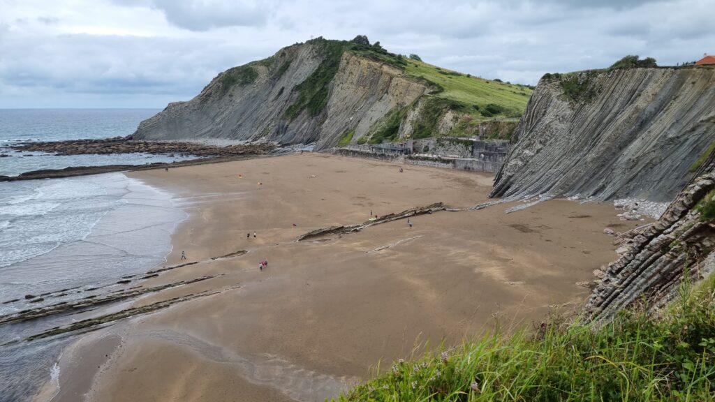Pionowe warstwy skalne flisz wchodzące do morza w Zumaia