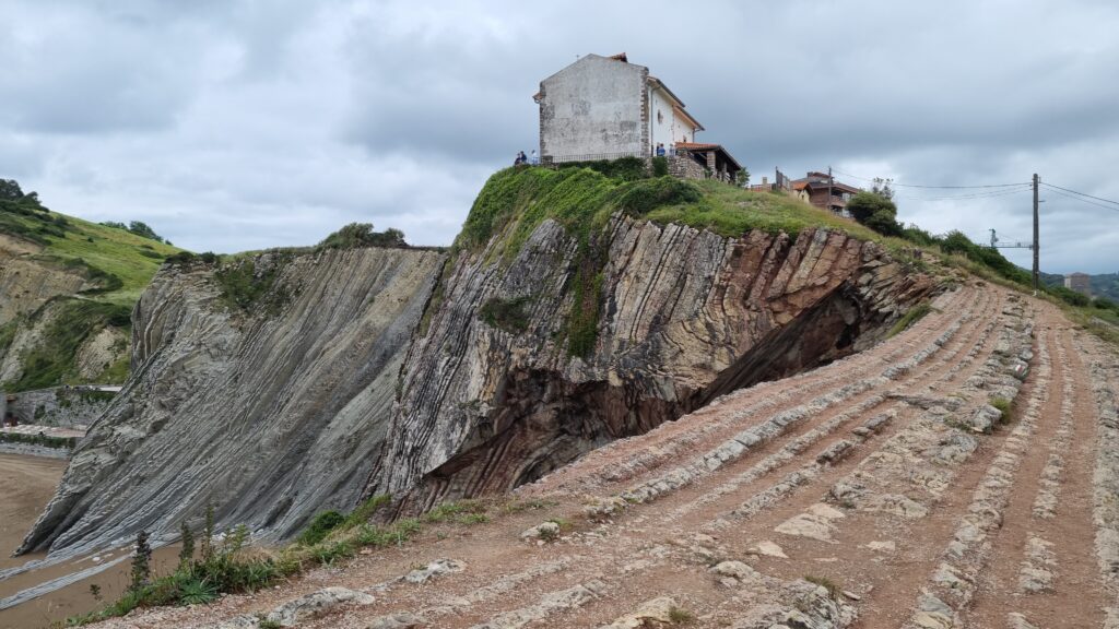 Kapliczka San Telmo stojąca na krawędzi klifu w Zumaia