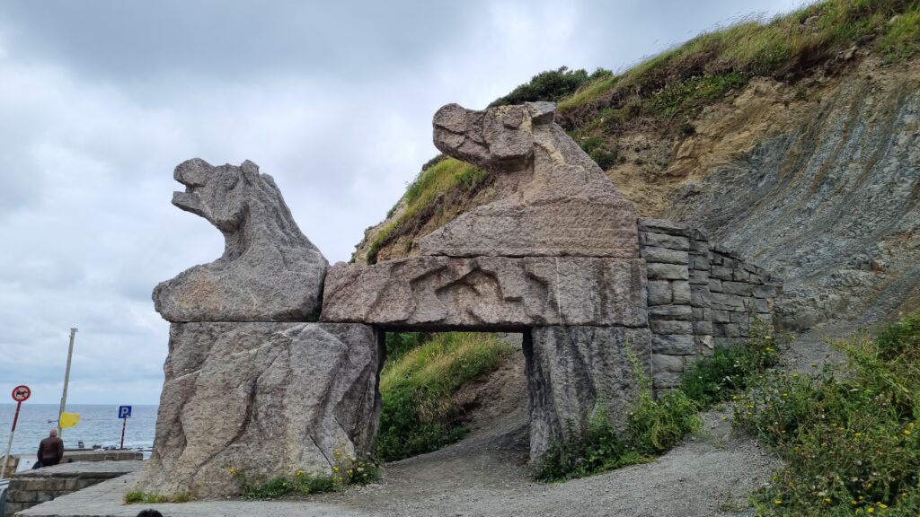 Kamienne posągi przy wejściu na plażę w Zumaia