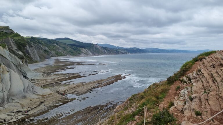 Niesamowite formacje skalne flysch w Zumaia, Kraj Basków.