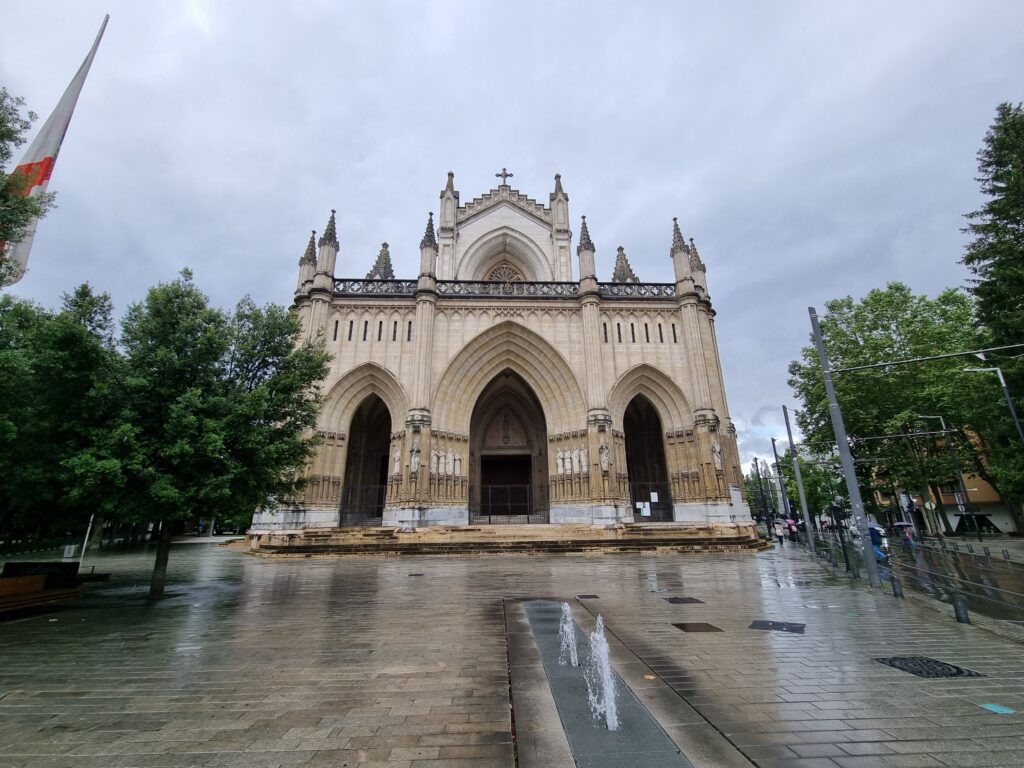 Fasada neogotyckiej katedry Maryi Niepokalanej w Vitoria-Gasteiz