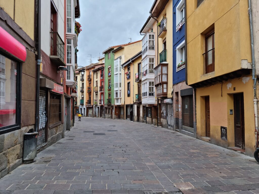 Pusta, kolorowa ulica historycznego centrum Vitoria-Gasteiz podczas siesty