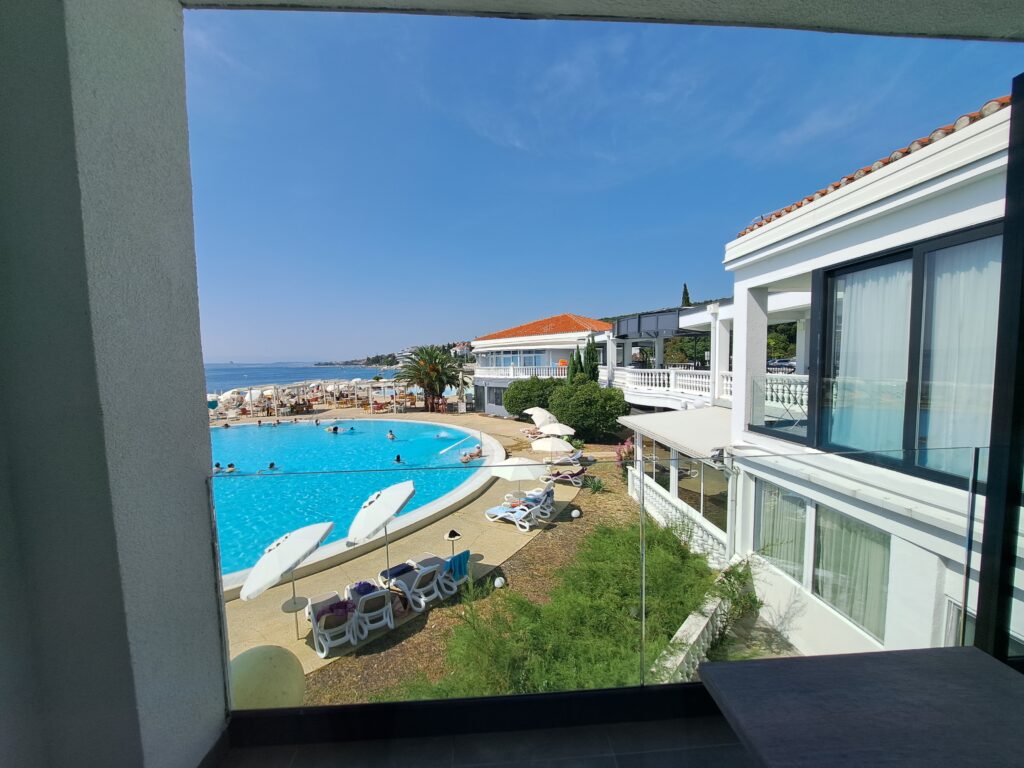 Widok z balkonu hotelowego na basen Katarina i Adriatyk