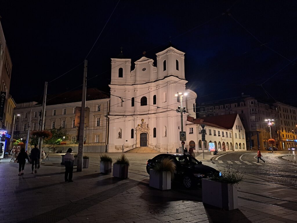 Kościół Trynitarzy w Bratysławie nocą