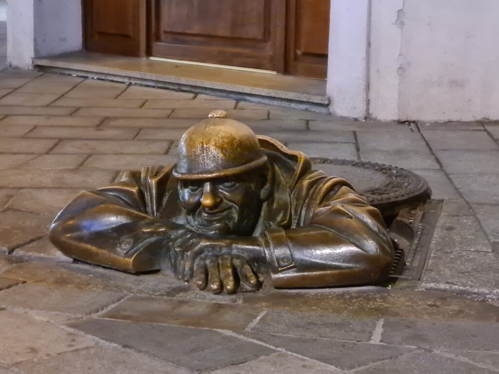 Rzeźba Čumil w Bratysławie nocą