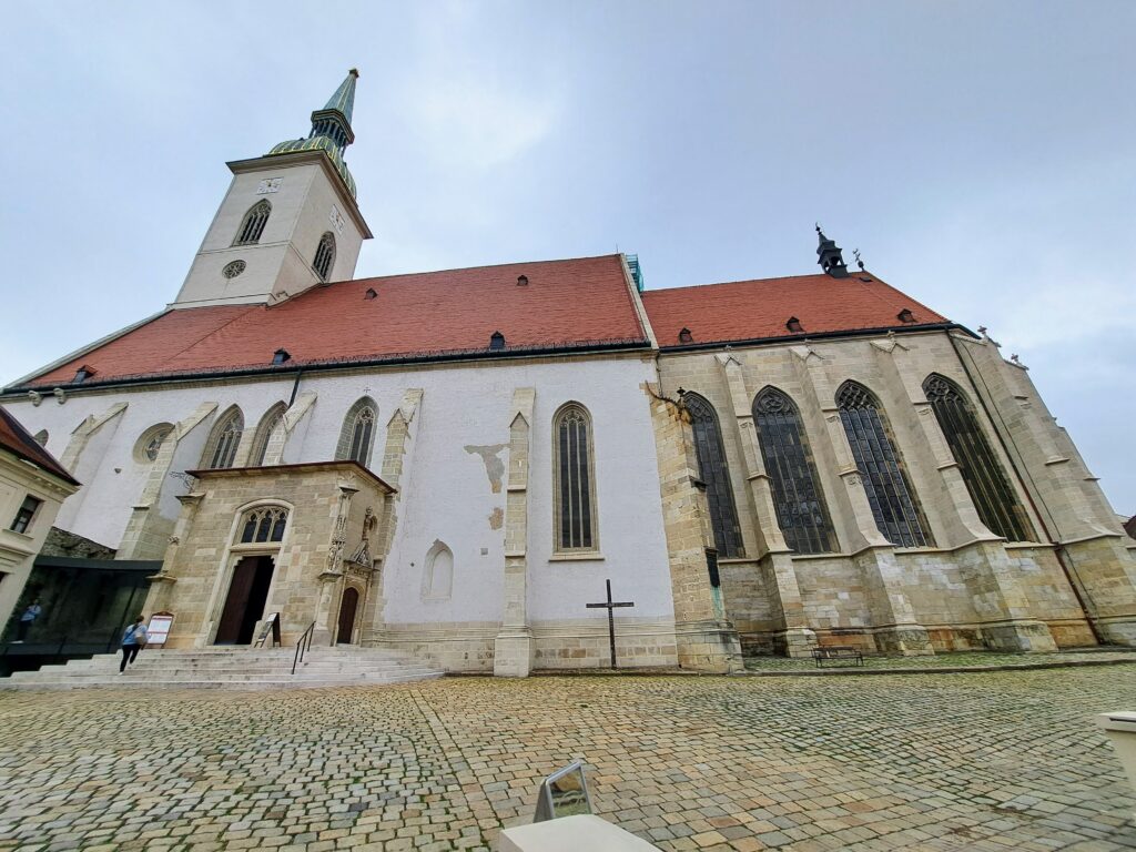 Katedra św. Marcina w Bratysławie z zewnątrz