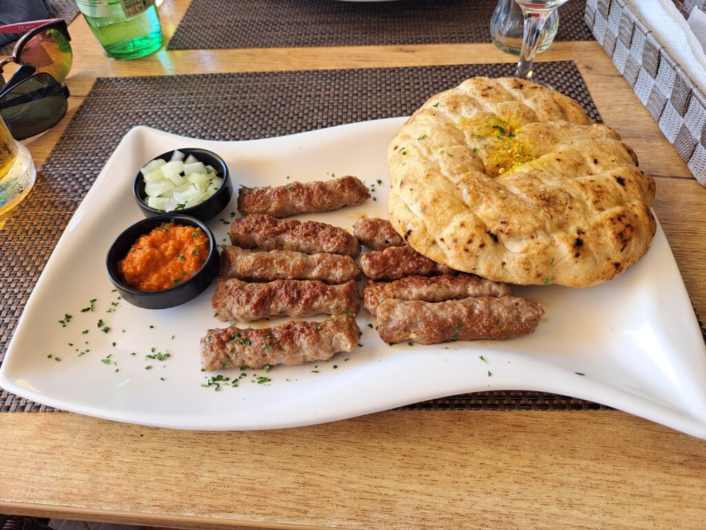 Porcja ćevapčići z ajvarem i cebulą w Bistro Fantasy