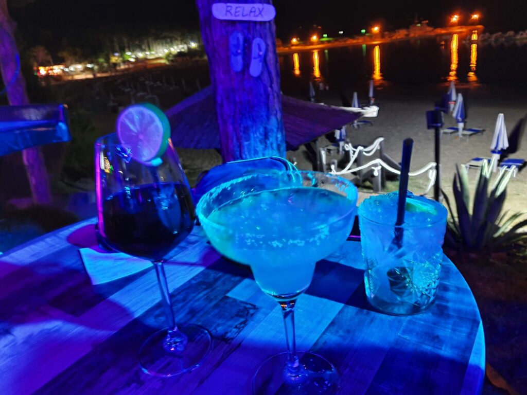 Kolorowe drinki na stole w barze Bamboocho przy plaży nocą