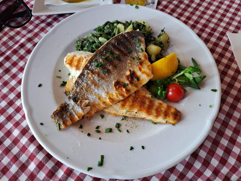 Grillowana ryba z ziemniakami i blitvą