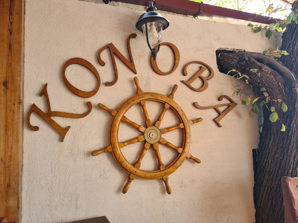 Wnętrze Konoby Riva z drewnianym kołem sterowym