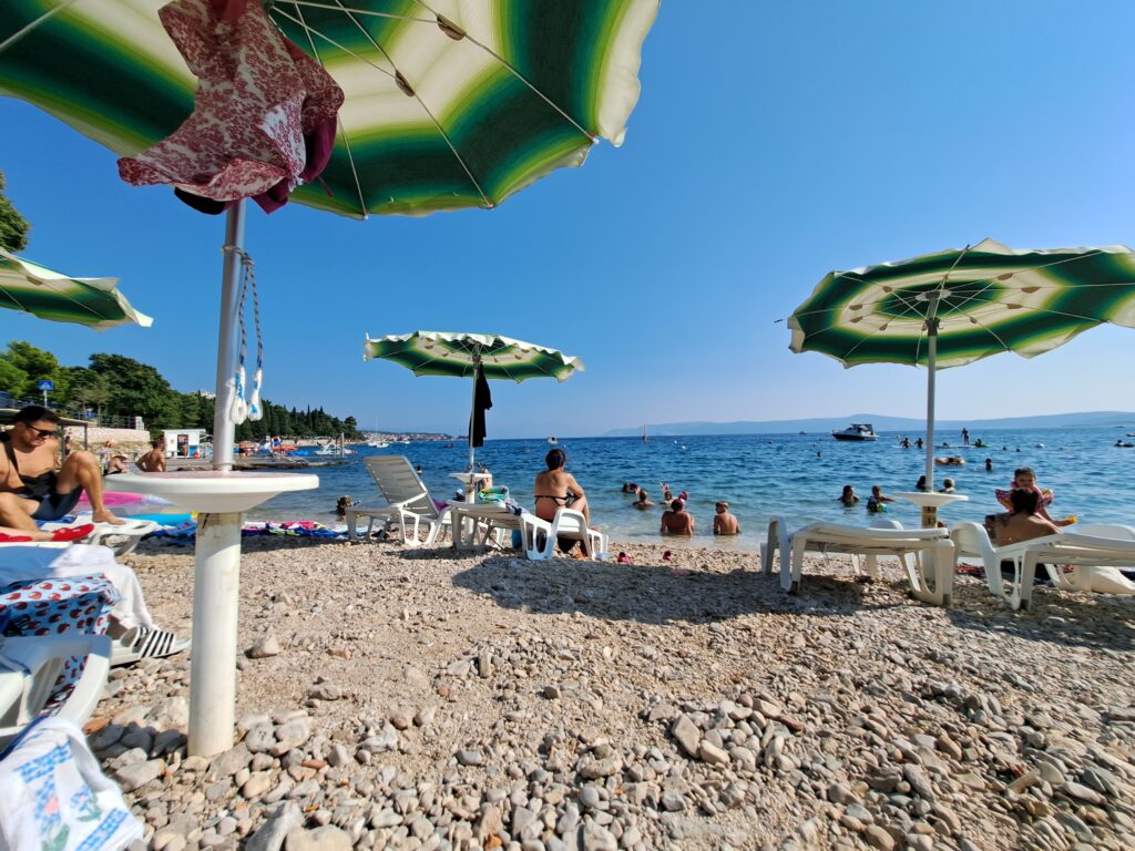 Ludzie wypoczywający na leżakach na plaży Limenka w Selce