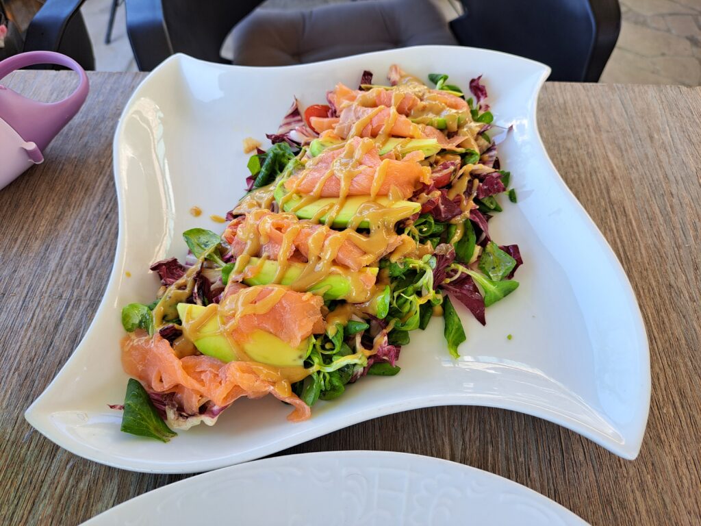 Sałatka z łososiem i awokado w restauracji Millenium