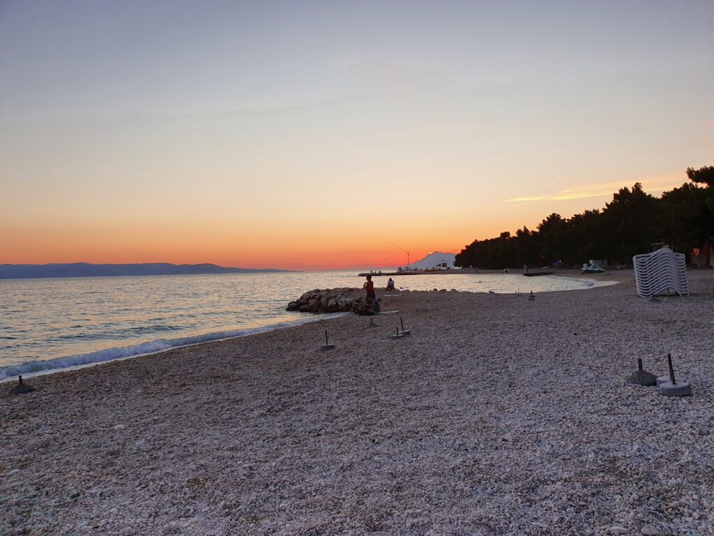 Zachód słońca na plaży w Makarskiej z palmami