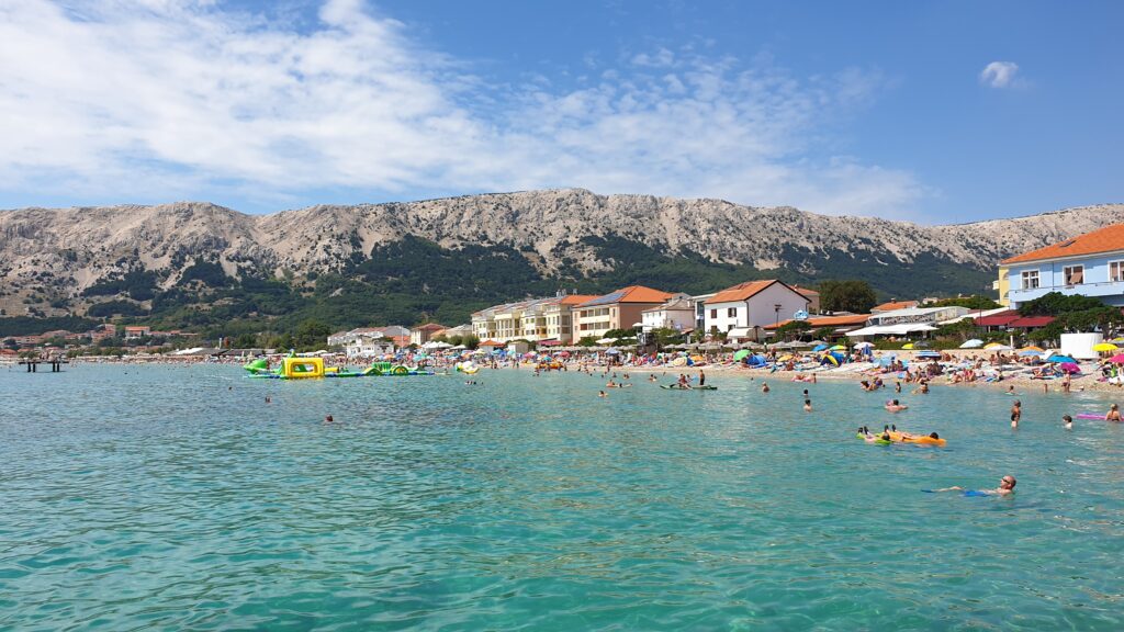 Panorama Vela Plaża w Bašce z widokiem na góry i krystaliczną wodę