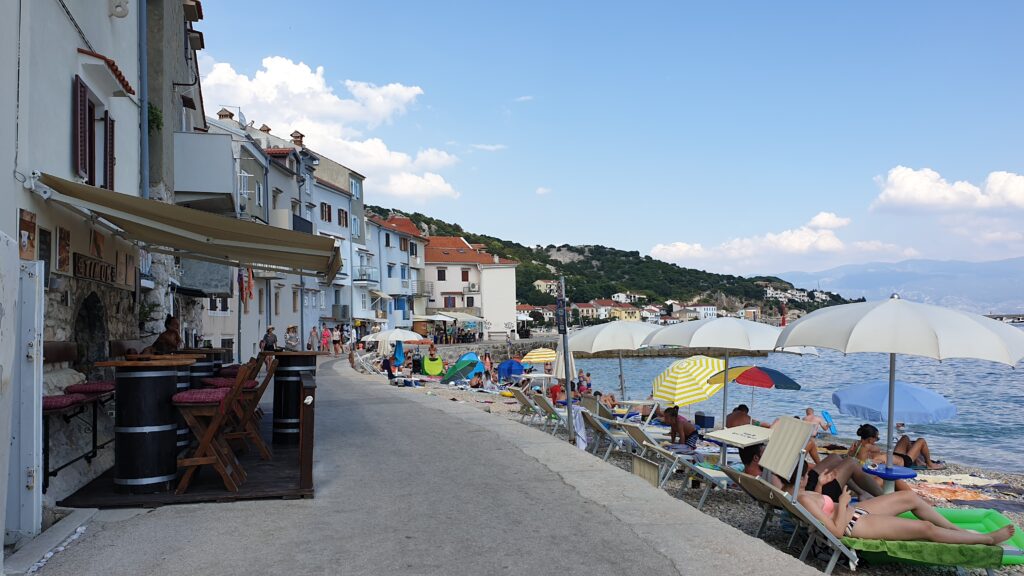 Widok na wybrzeże Baški