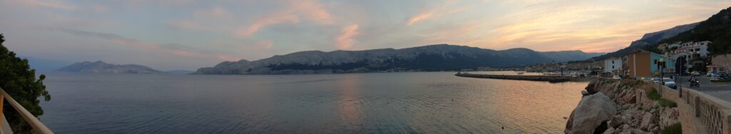 Panorama zatoki w Bašce o zachodzie słońca