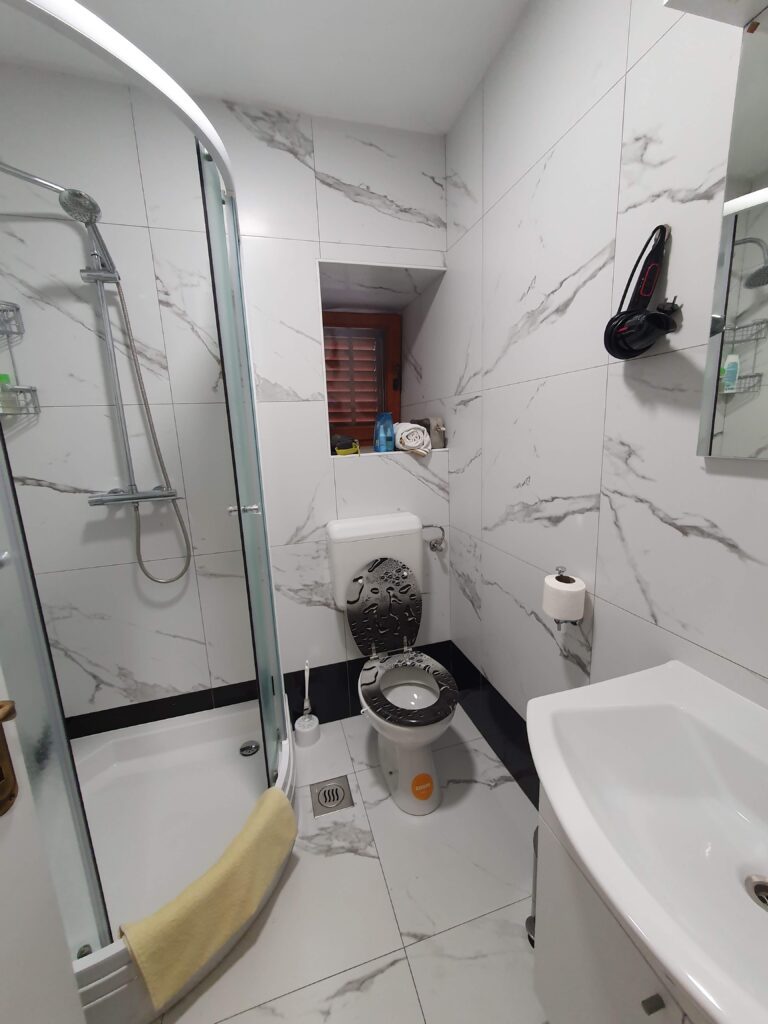 Wnętrze nowoczesnej łazienki w Apartaments Leon Nin