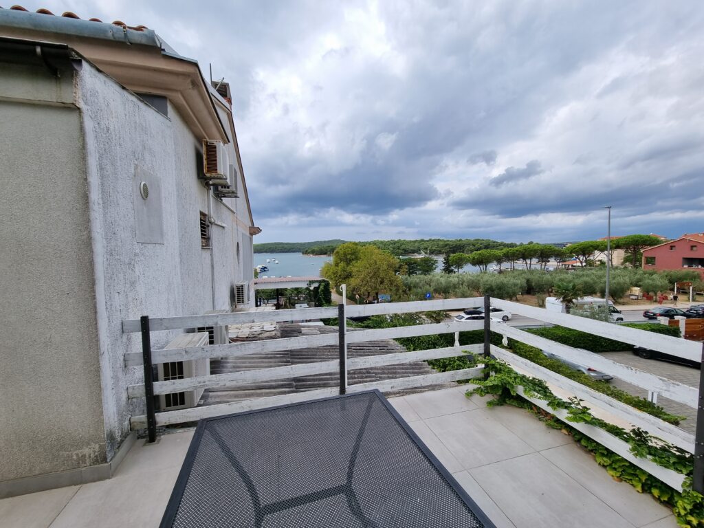 Widok z tarasu B&B Fontana Medulin na marinę i dachy budynków