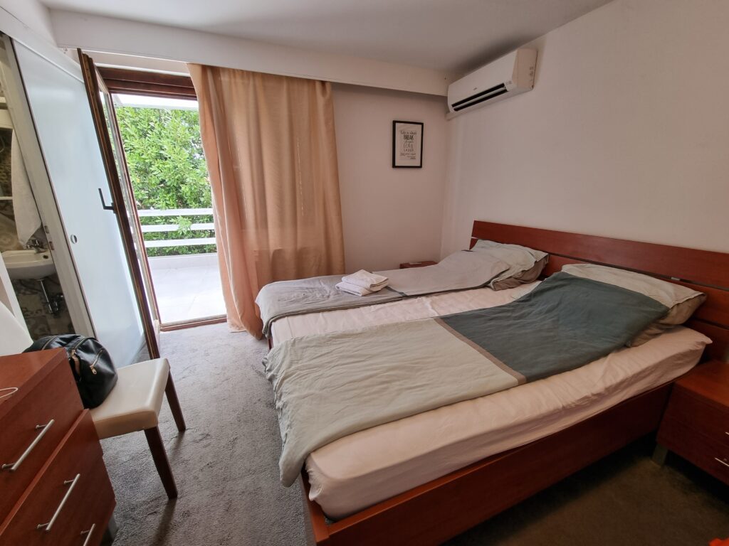 Wnętrze pokoju w B&B Fontana z podwójnym łóżkiem i wyjściem na balkon