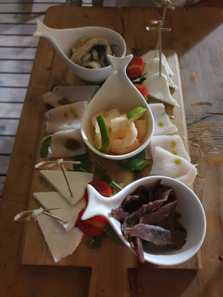 Deska tapas z serami, krewetkami i anchois w Bar More