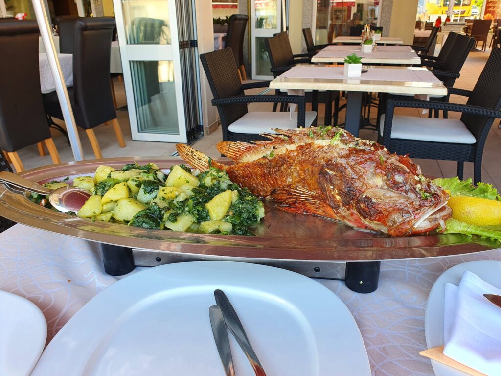 Grillowana ryba z ziemniakami i boćwiną w Bistro Strand