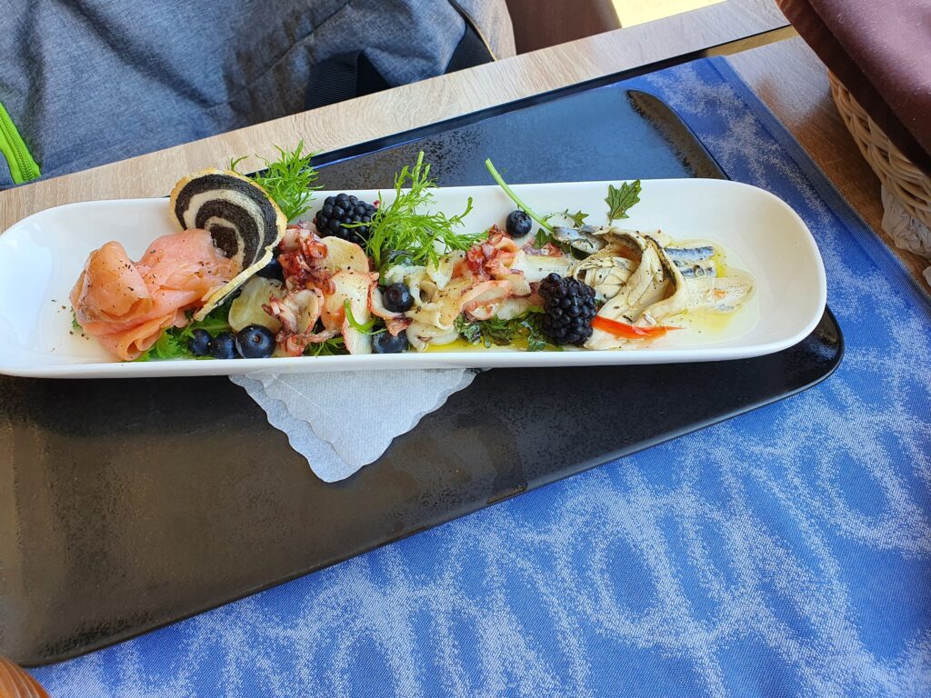 Przystawka z owoców morza z jagodami w restauracji Cicibela