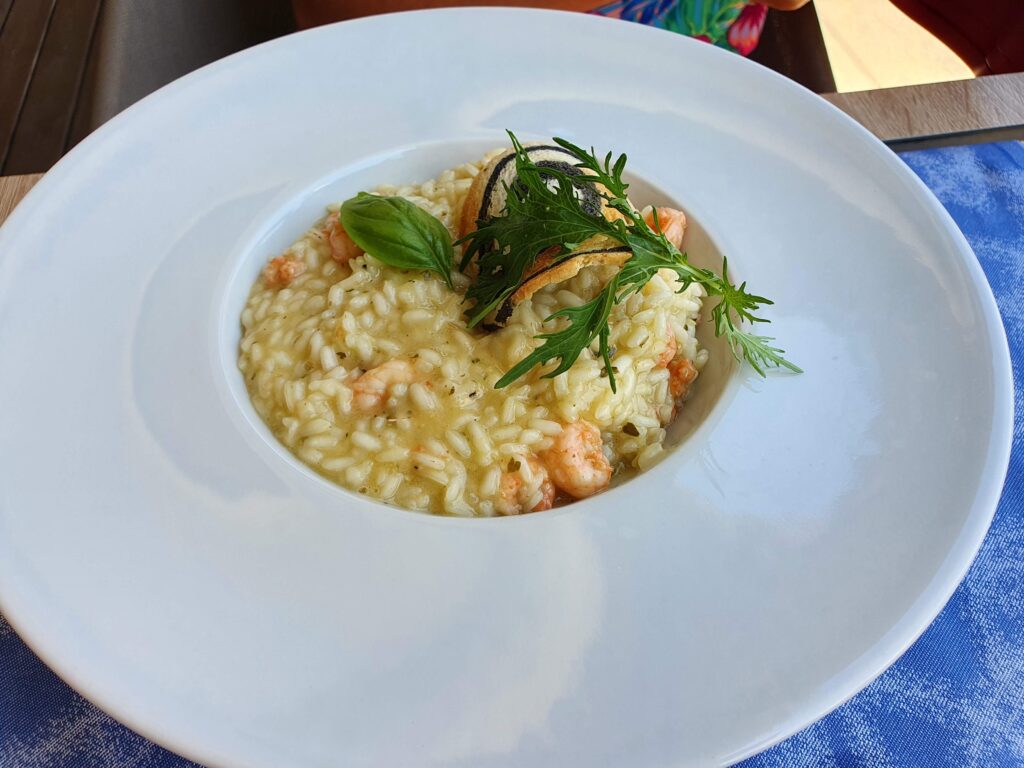 Elegancko podane risotto z owocami morza w restauracji Cicibela