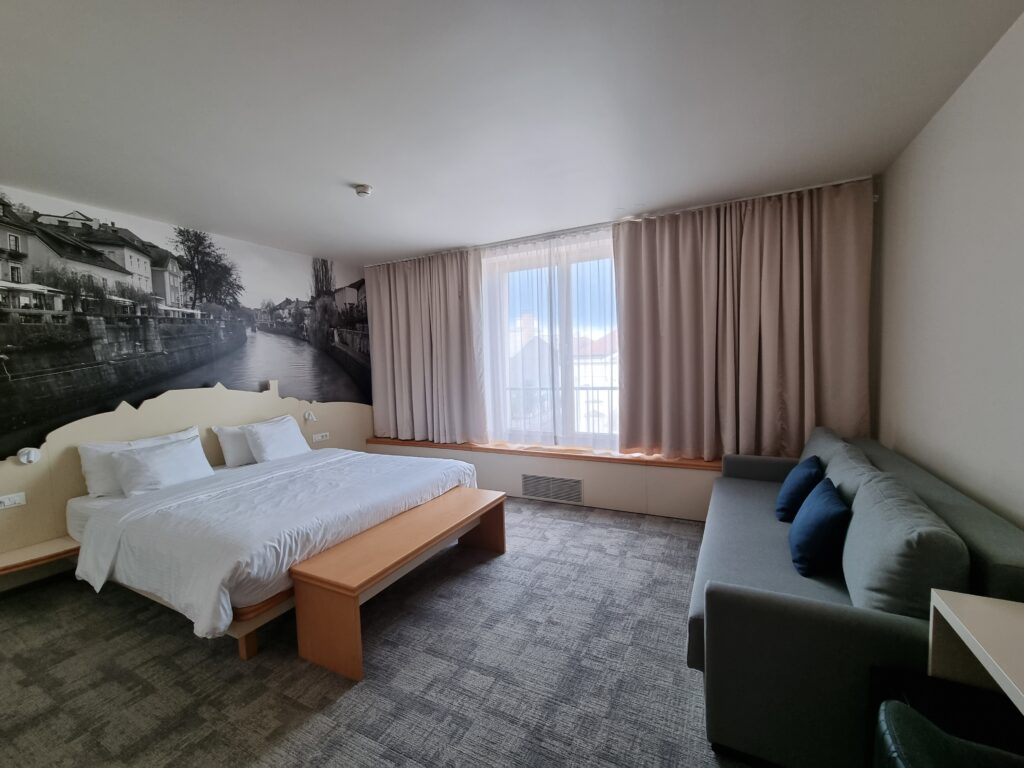 Wnętrze pokoju w City Hotel Ljubljana z fototapetą