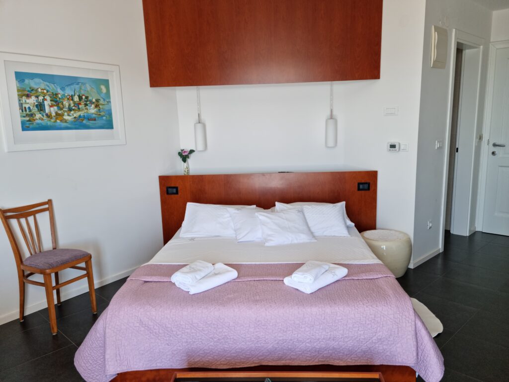 Nowoczesny pokój hotelowy z widokiem na Adriatyk