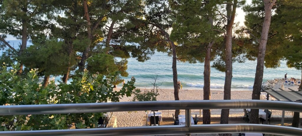 Widok z balkonu Hotelu Milenij na morze i deptak