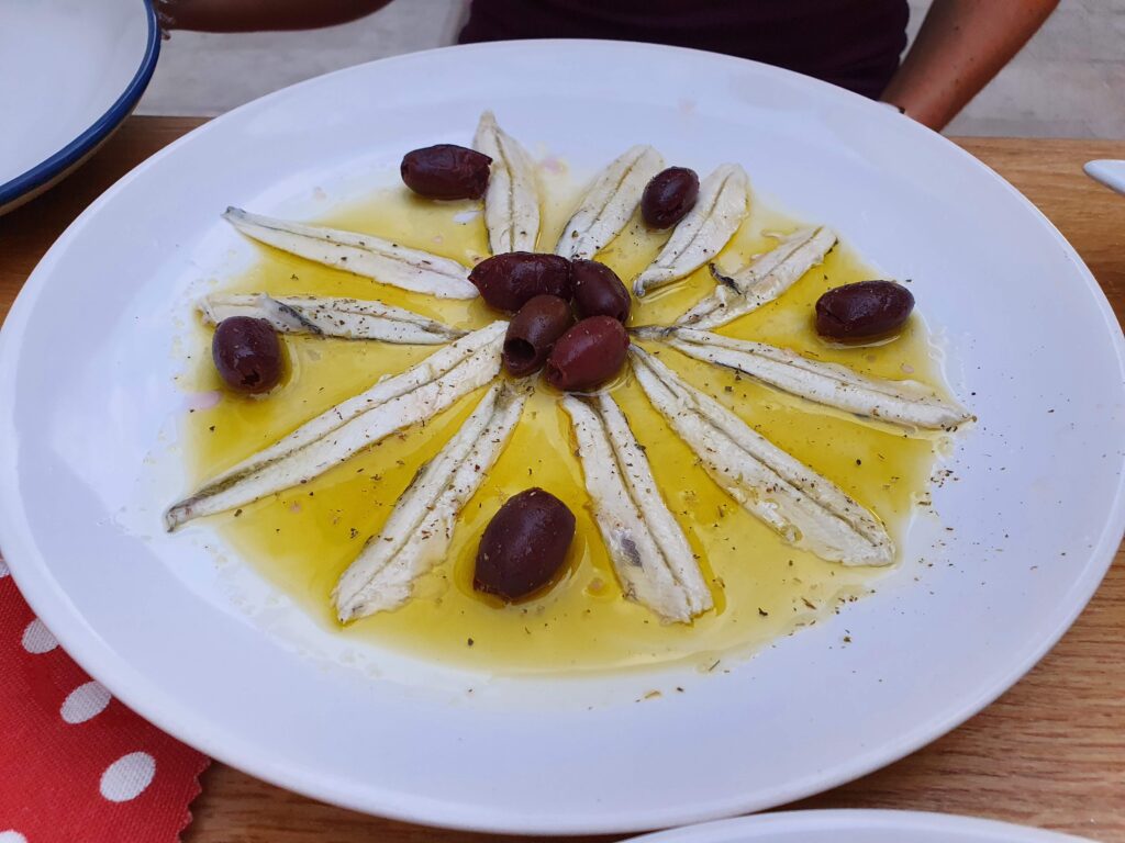 Talerz anchois z oliwkami w Konoba Placa
