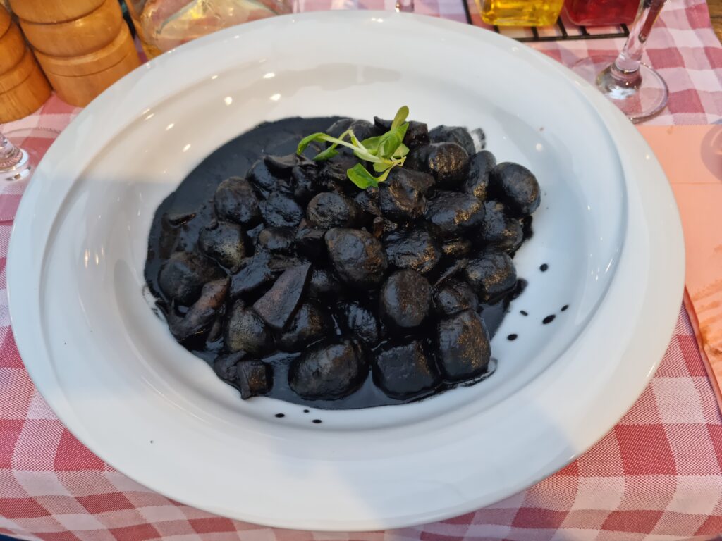 Czarne gnocchi z owocami morza w Konoba Rustica