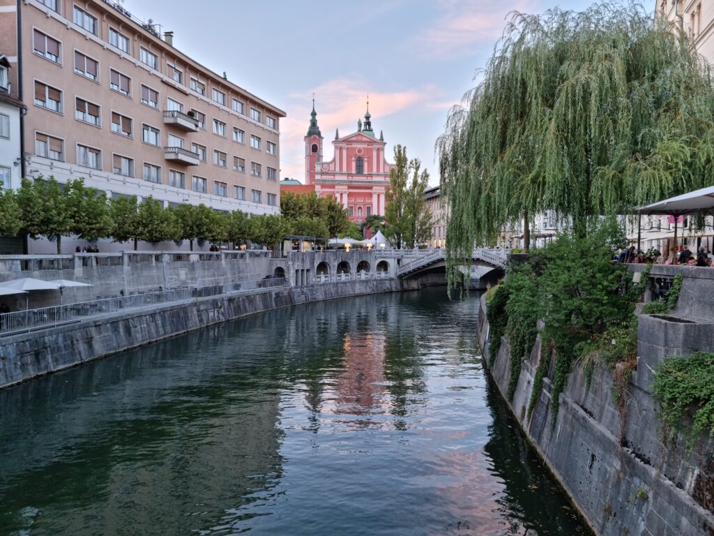 Rzeka Ljubljanica i charakterystyczny różowy kościół w centrum Lublany