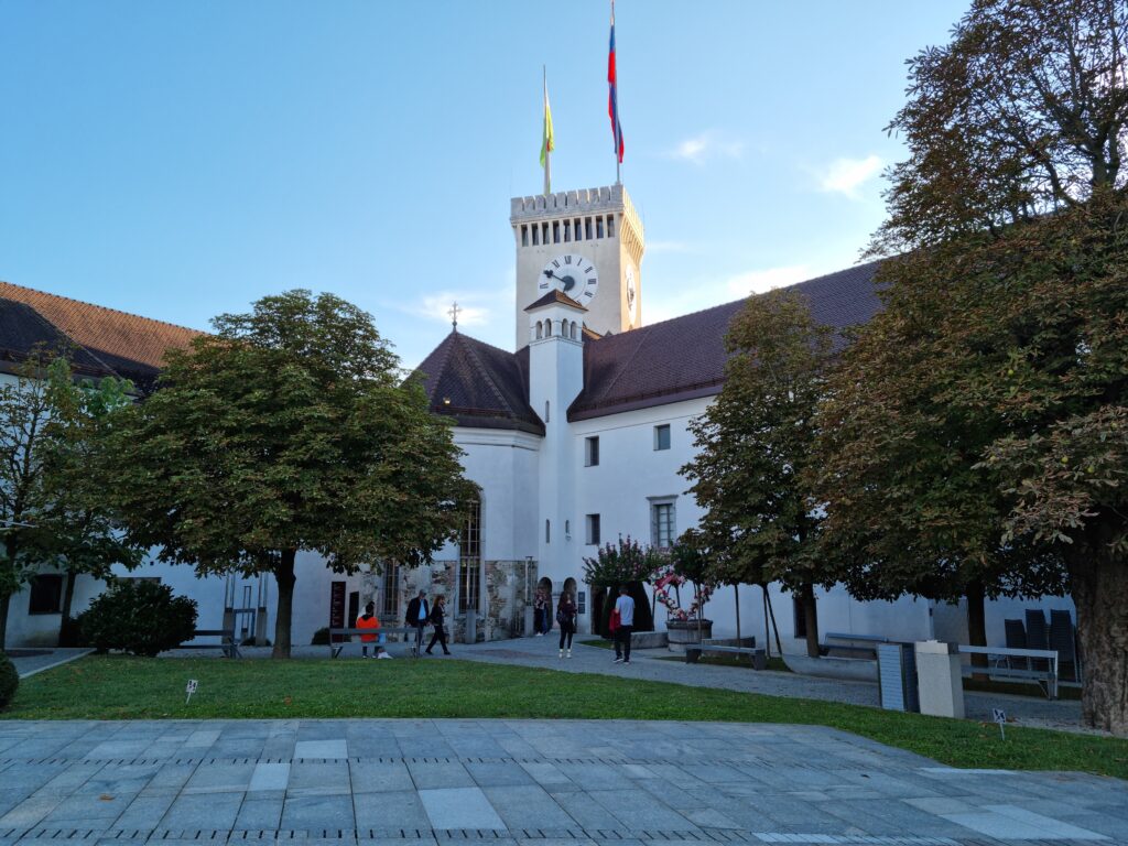 Dziedziniec zamku w Lublanie z wieżą zegarową