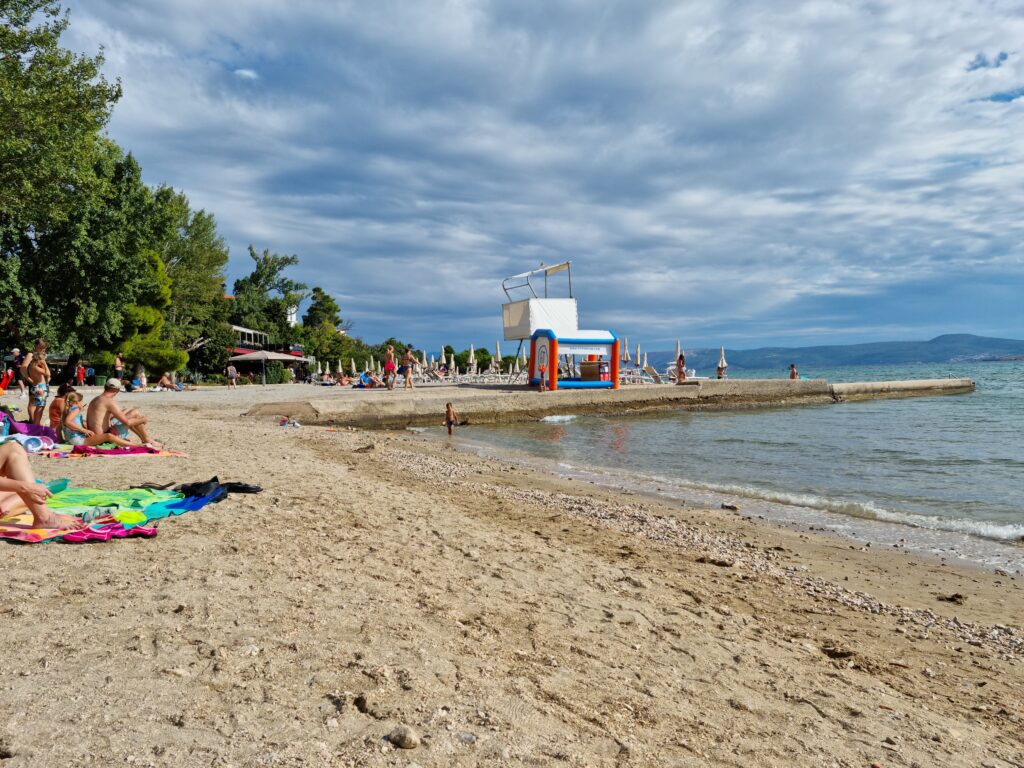Rodzina na piaszczystej plaży przy wieży ratowniczej