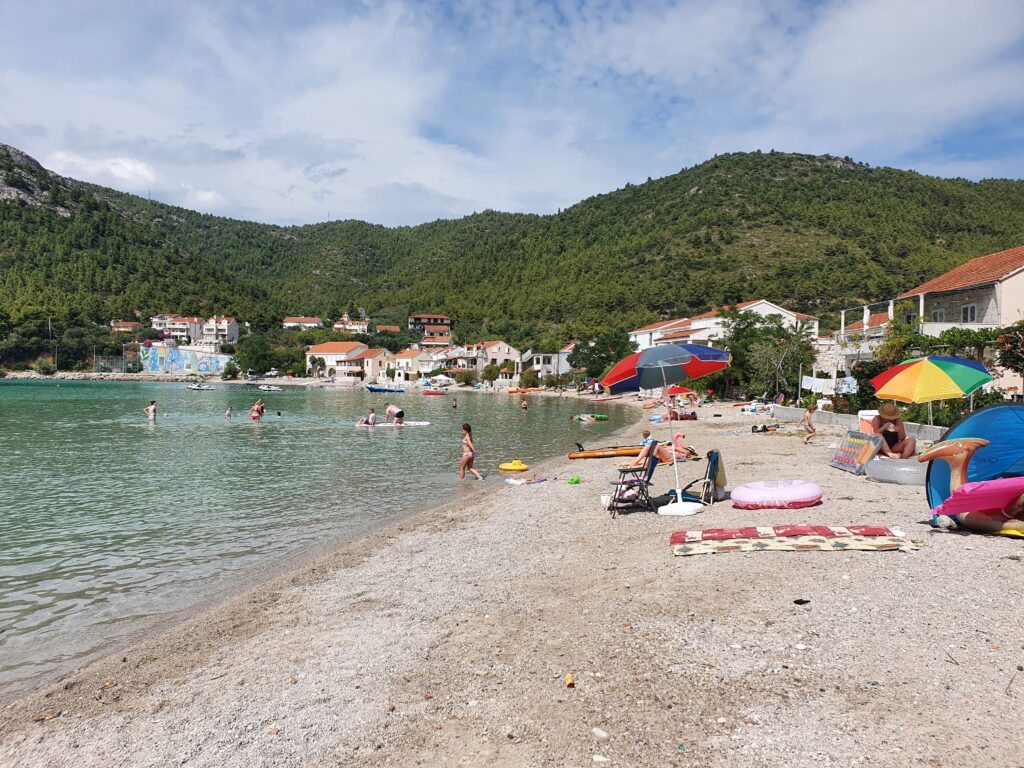 Port w Žuljana z widokiem na góry i krystaliczną wodę
