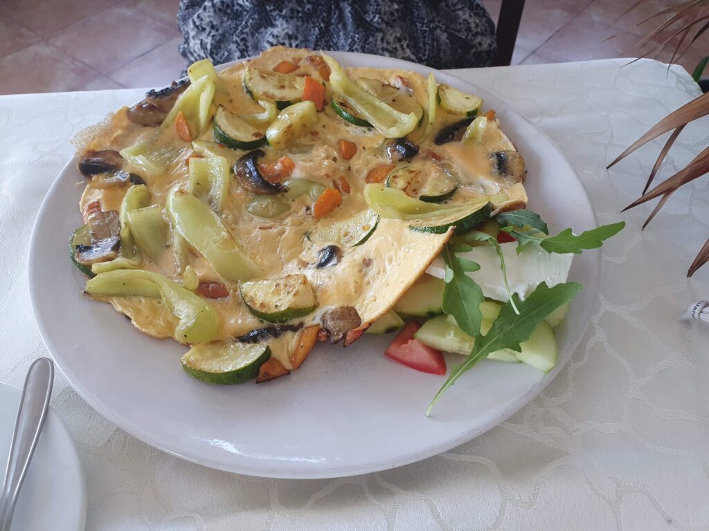 Omlet z warzywami, pieczarkami i papryką podany na śniadanie w La Fontana