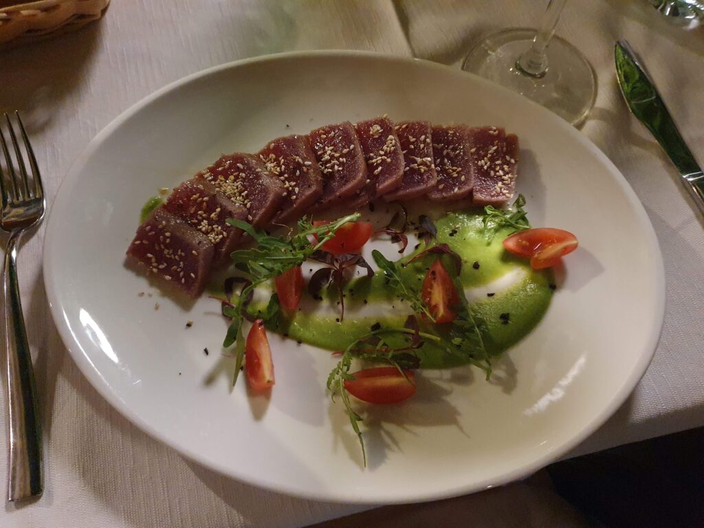 Tuna Tataki w Rubin Kitchen
