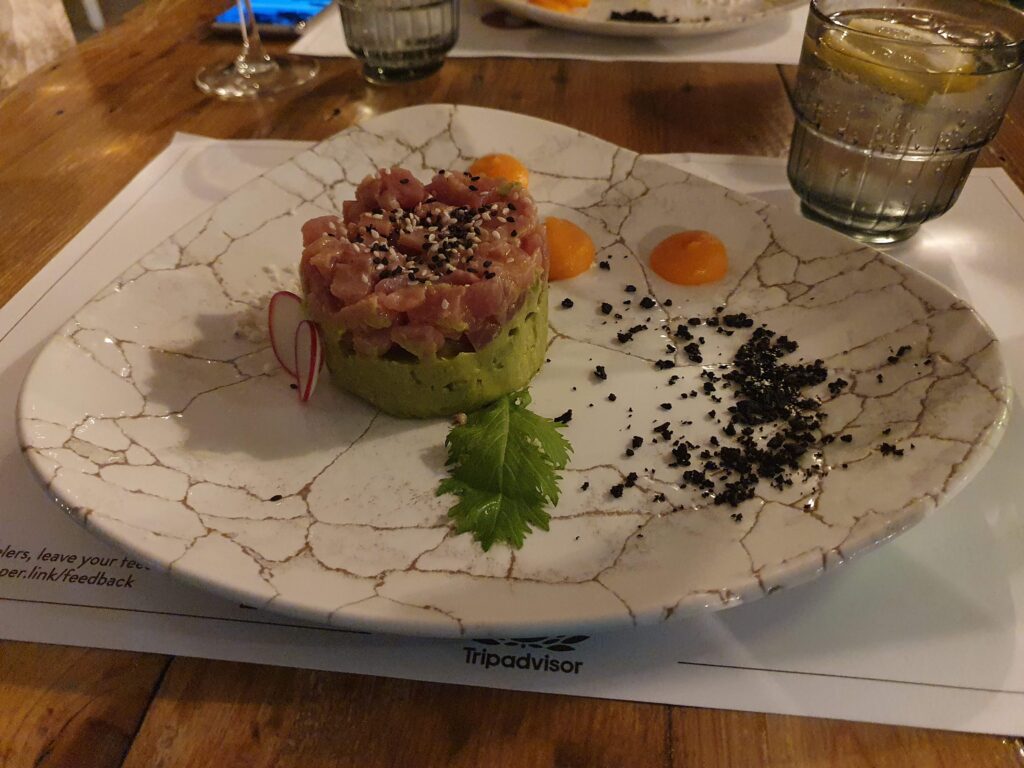 Tatar z tuńczyka podany na musie z awokado w restauracji Salt & Pepper
