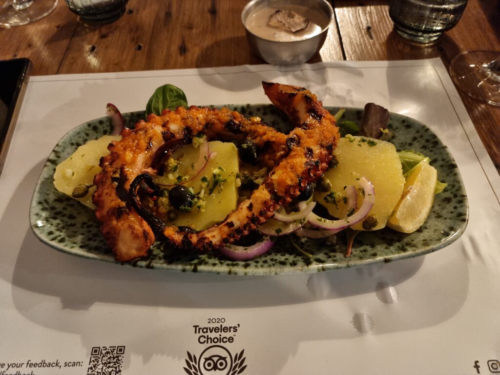 Grillowana macka ośmiornicy podana z ziemniakami w Salt & Pepper