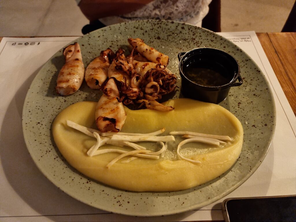 Grillowane kalmary podane z purée ziemniaczanym