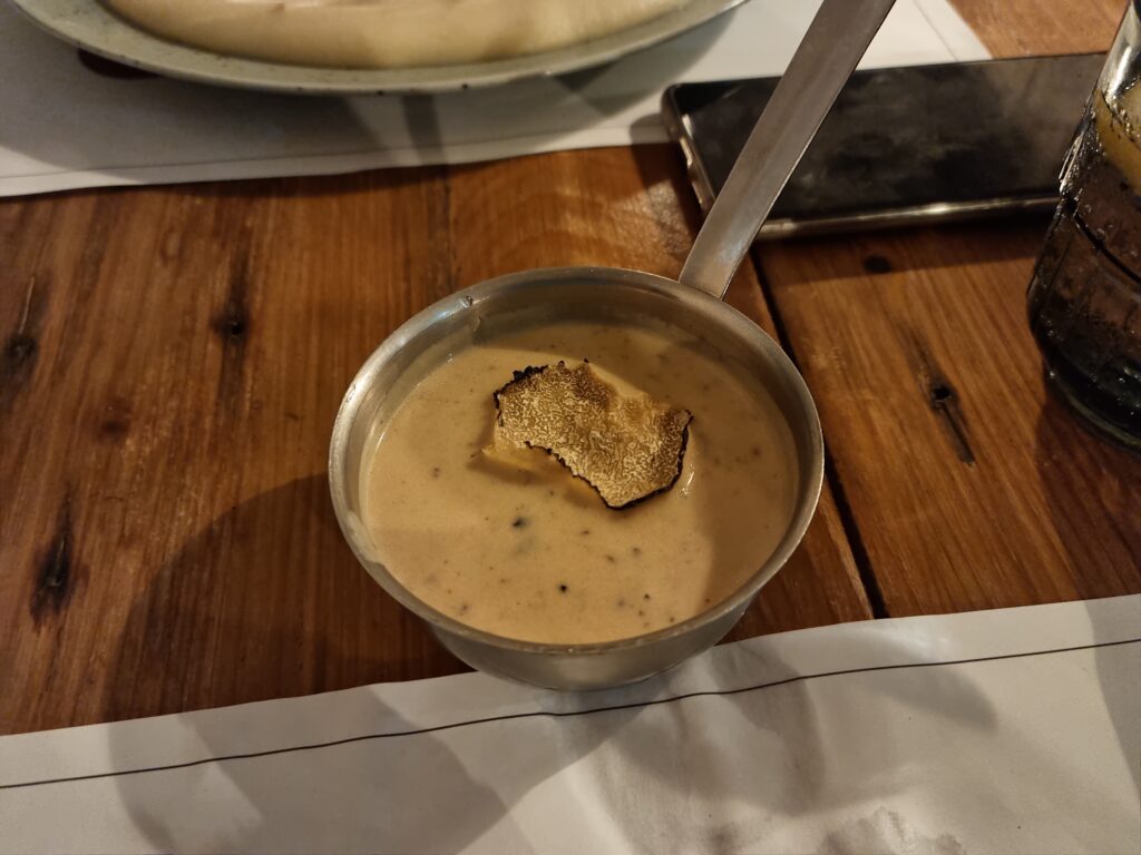 Sos truflowy podany w metalowym naczyniu w restauracji Salt & Pepper
