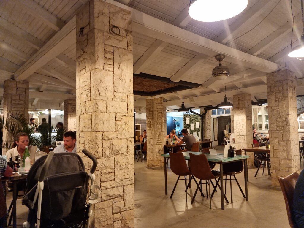Wnętrze restauracji Salt & Pepper z kamiennymi filarami i oświetleniem