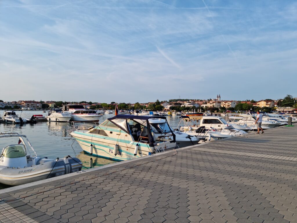 Port w Medulinie z zacumowanymi łodziami rybackimi i jachtami