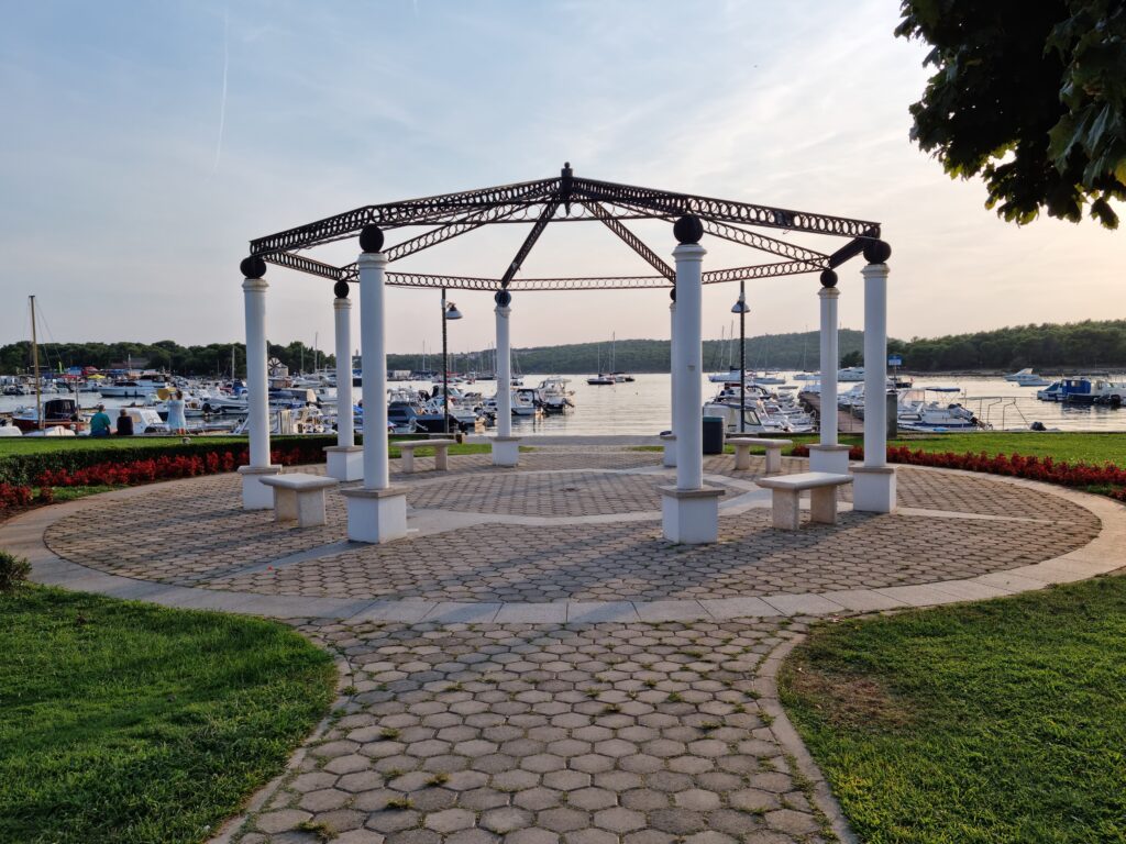 Marina w Medulinie z białym ażurowym pawilonem na pierwszym planieMarina w Medulinie z białym ażurowym pawilonem na pierwszym planie