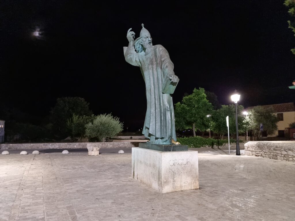 Pomnik Grgura Ninskiego w Ninie nocą