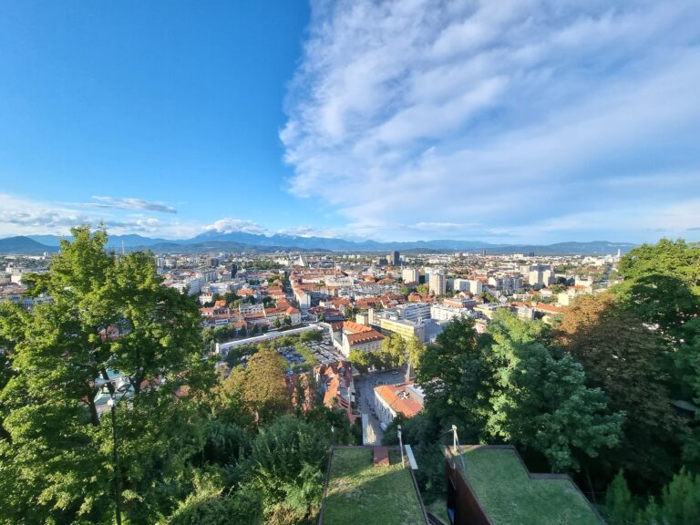 Panorama Lublany z murów zamkowych z widokiem na Alpy Julijskie.