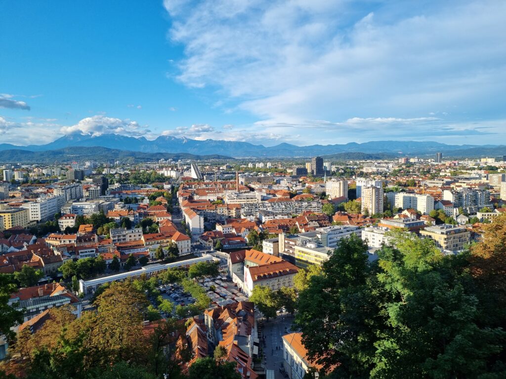 Szeroka panorama Lublany widziana z zamku