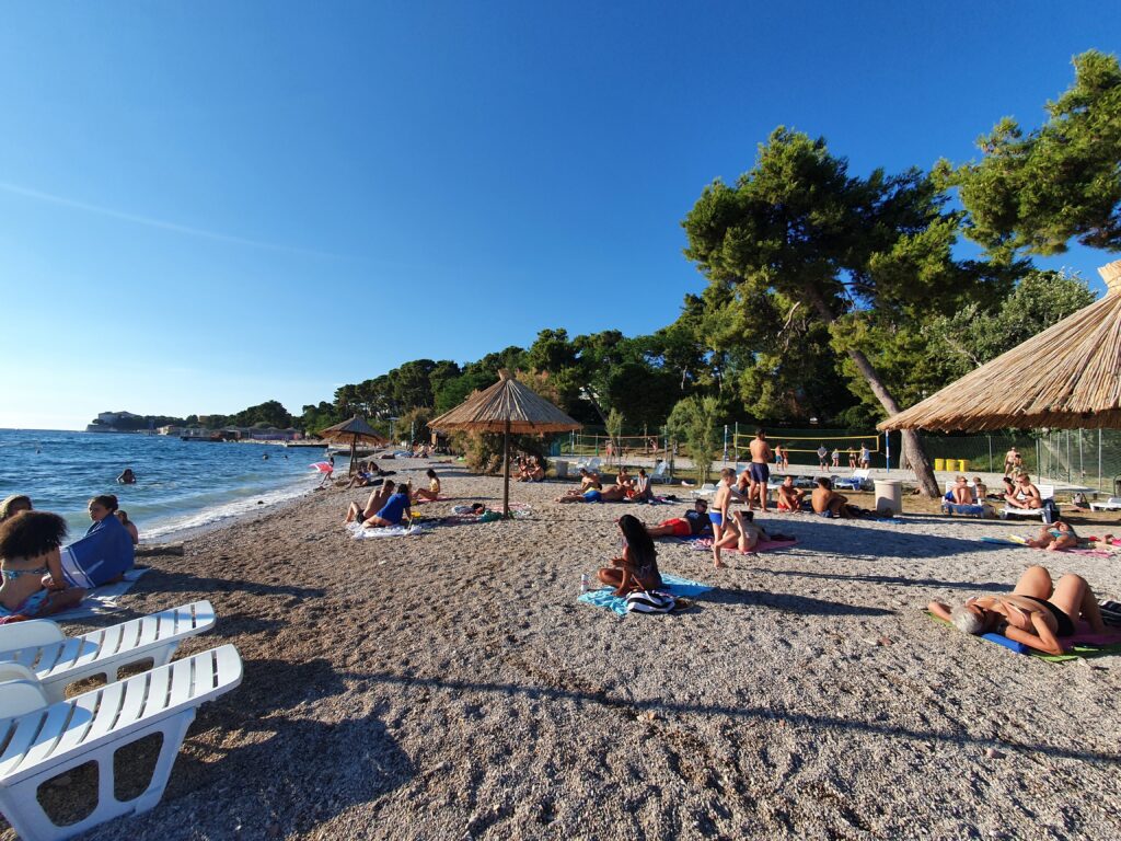 Turyści wypoczywający na plaży Kolovare w Zadarze w Chorwacji